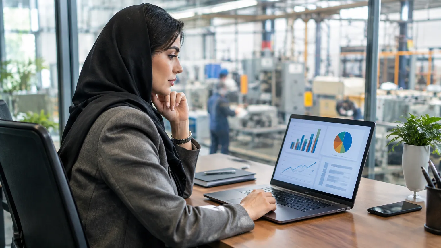 مدیر فروش شرکت صنعتی در حال بررسی فرصت‌ها و پیگیری مشتریان سازمانی در CRM